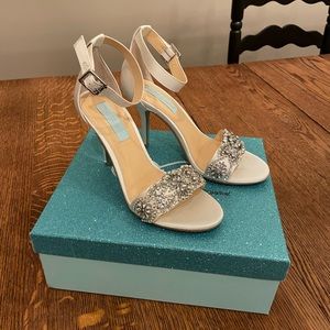 LIKE NEW Betsey Johnson “Blue” high heels, size 7
